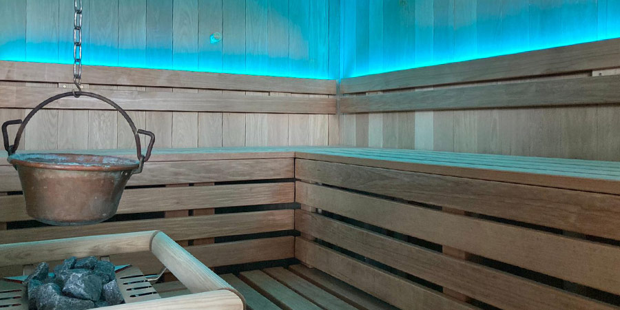 Ruheraum mit angeschlossener finnischer Sauna, Dampfbad und Infrarotlicht-Kabine